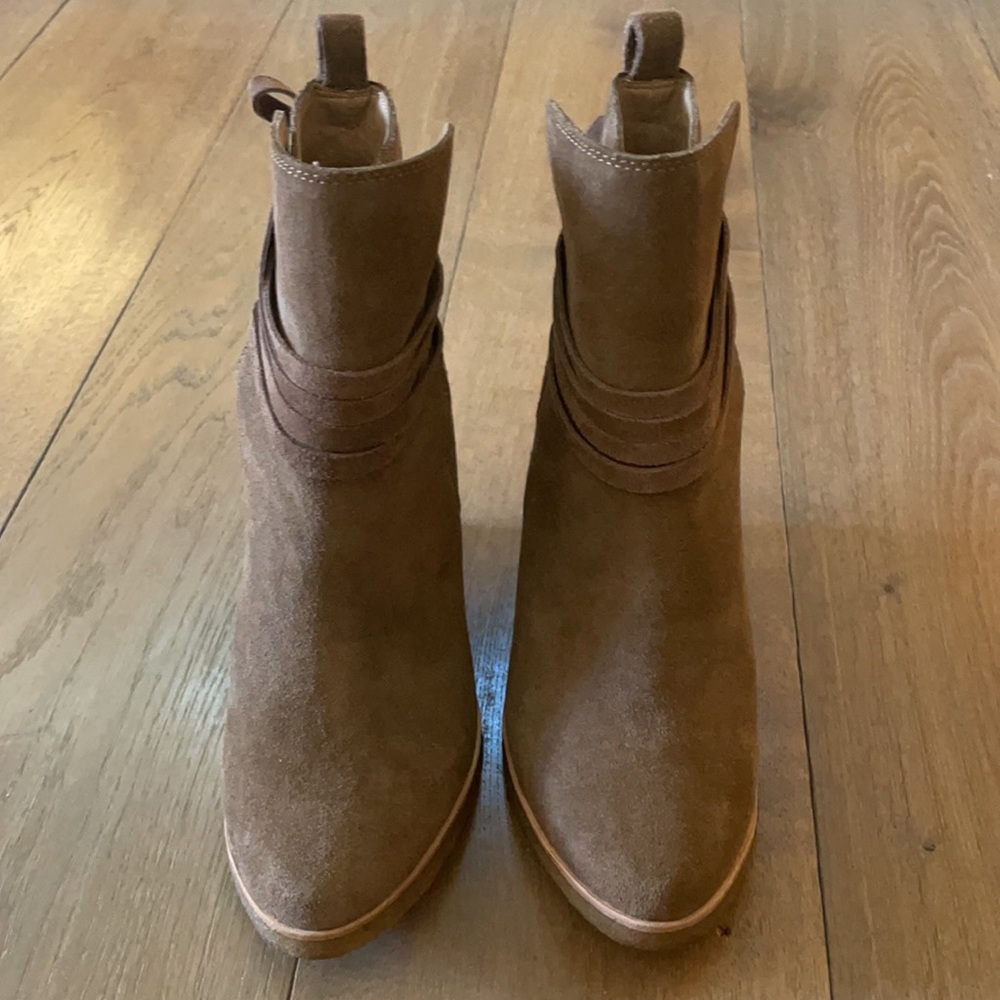 Like new! Splendid Suede Booties- Size 9 - Picture 6 of 13